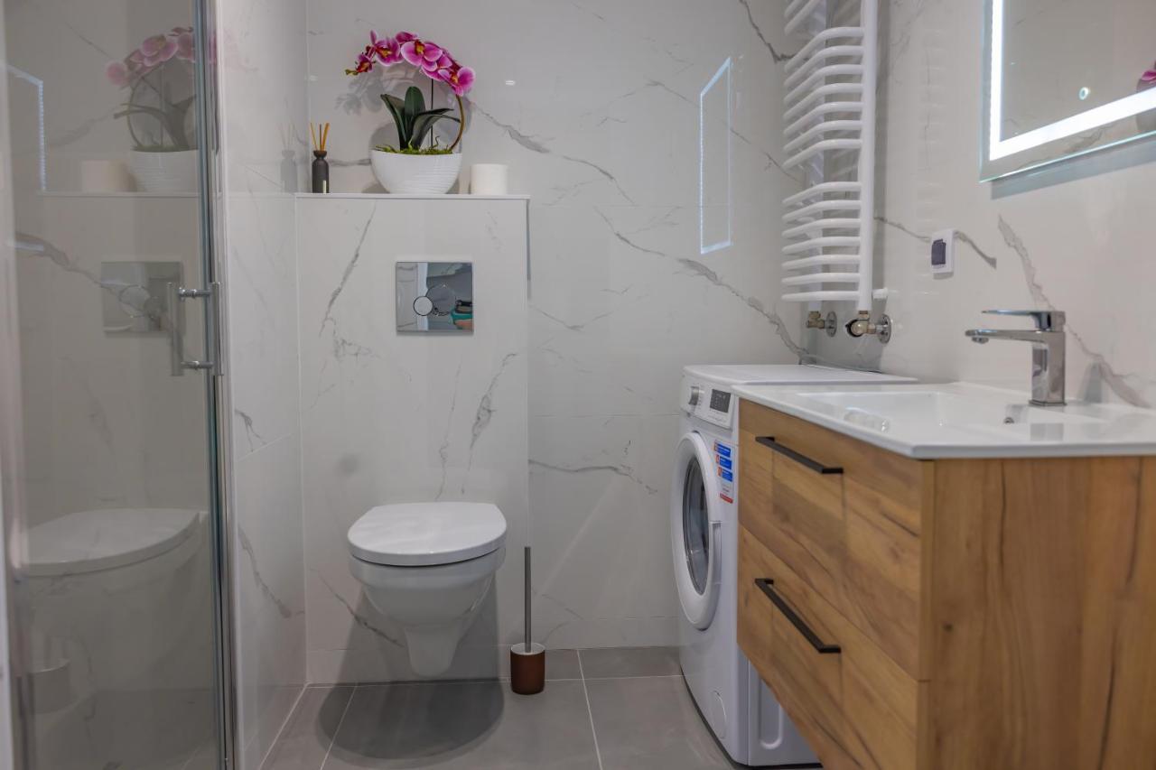 Warszawski Hongkong, Kultowe Miejsce Apartmán *